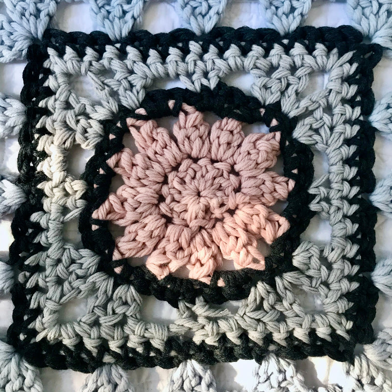 Centre Flower Motif of Super Granny Square Crochet Blanket